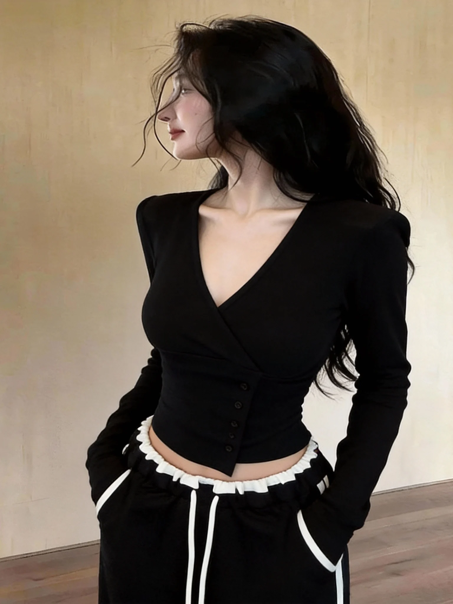 

Сексуальная женская футболка в американском стиле с длинным рукавом и подплечниками, приталенная, с V-образным вырезом, на пуговицах, для ранней весны, корректирующая фигуру