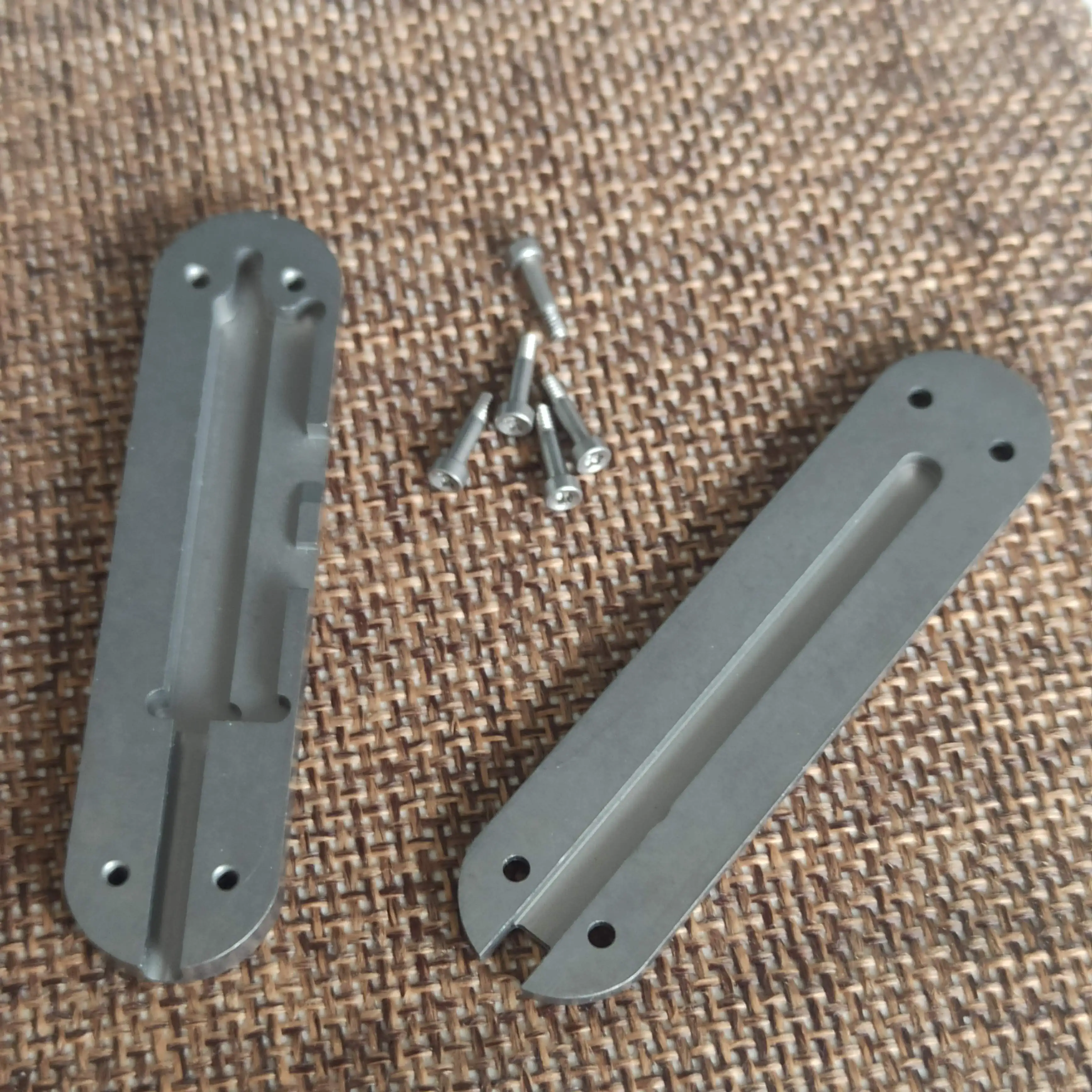 1 Paar TC4 Titan-Griffschalen mit Stiftschlitz für 58 mm Victorinox Schweizer Taschenmesser, DIY-Ersatzzubehör – Detail 3