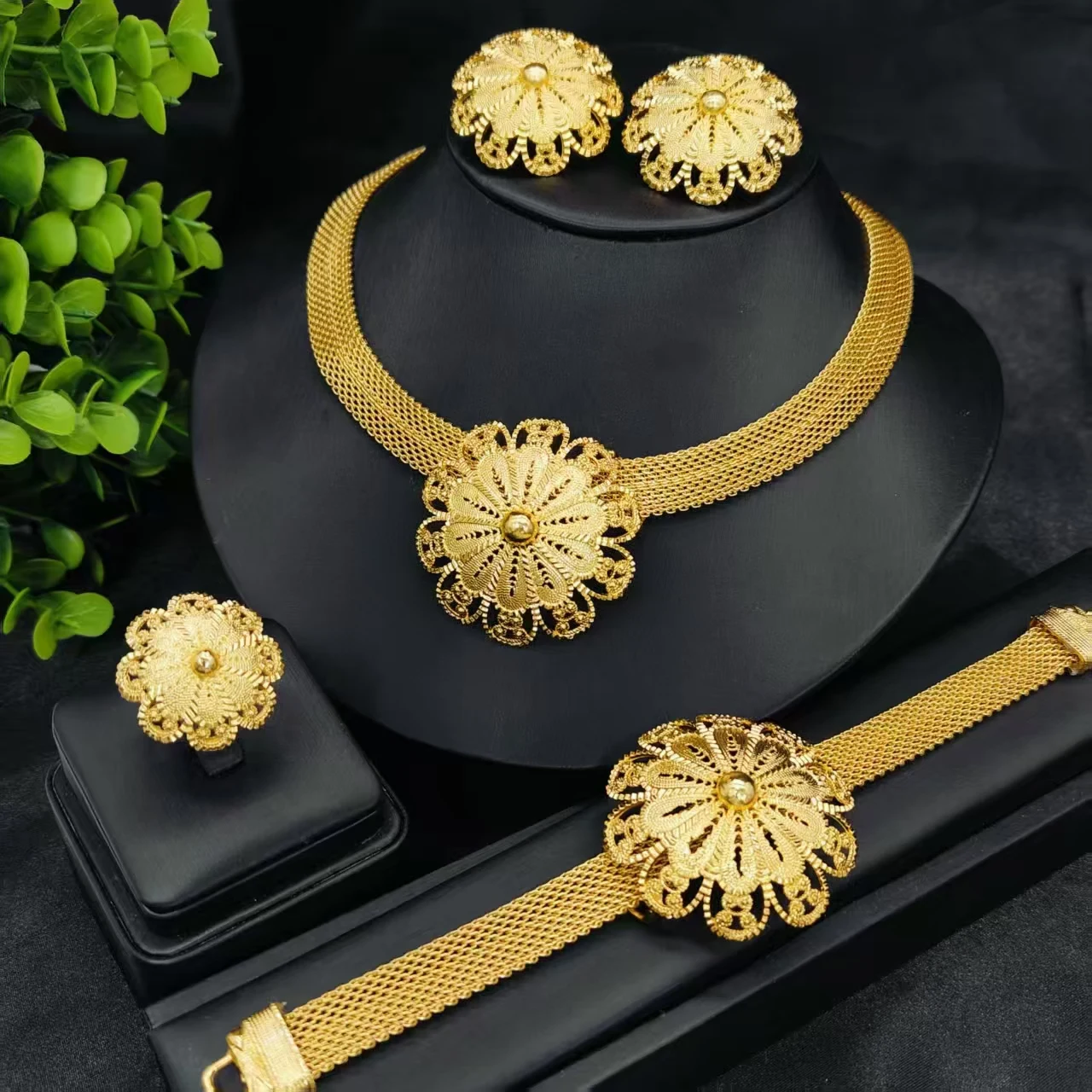

Fashion Gilding Jewelry Four Piece Set Necklace Earrings Bracelet Ring African Bridal Wedding Party Gifts