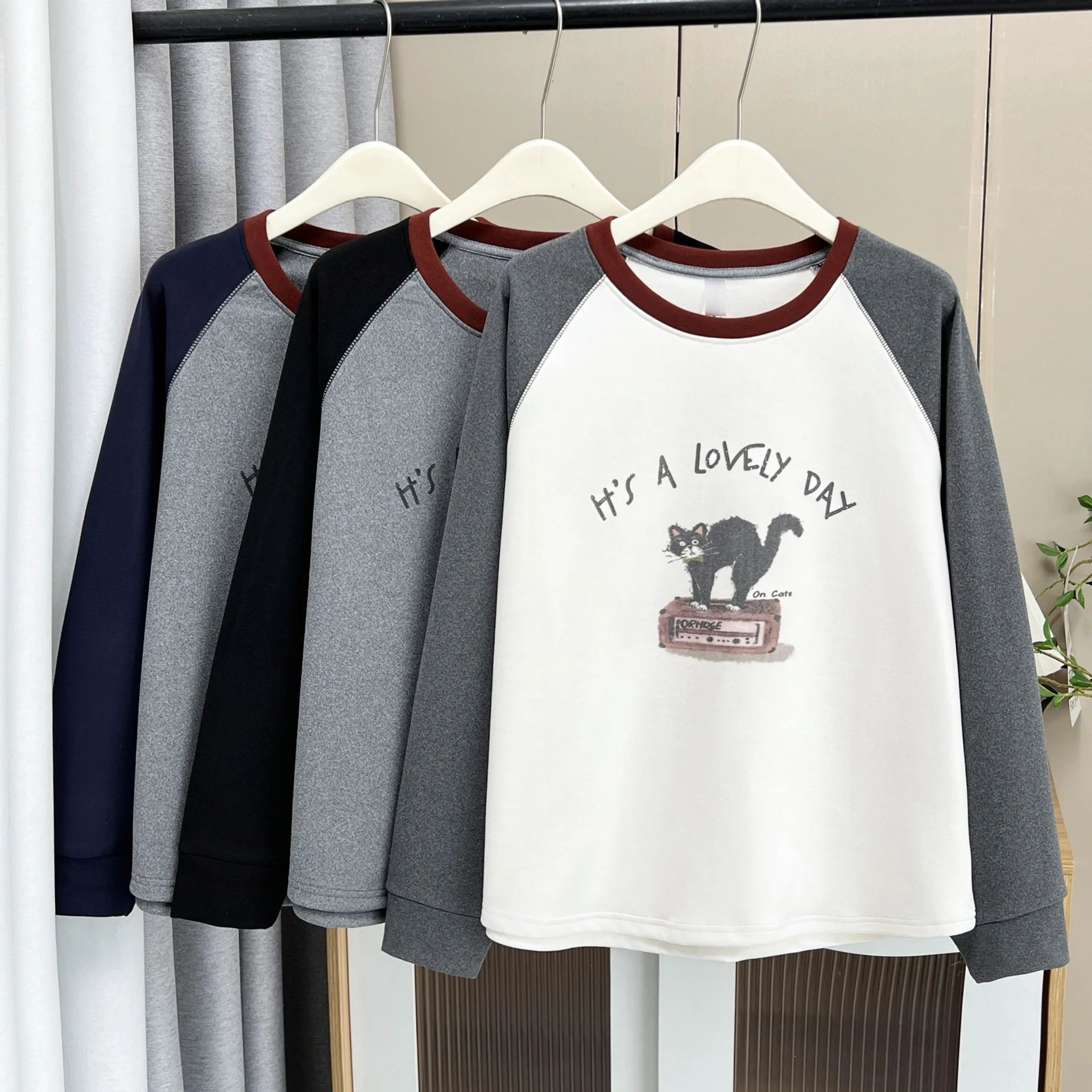 XXXXL موضة حجم كبير تي شيرت نسائي 2025 خريف/شتاء شبابي غير رسمي كتلة الألوان مطبوعة دي المخملية القمم الدافئة 7052