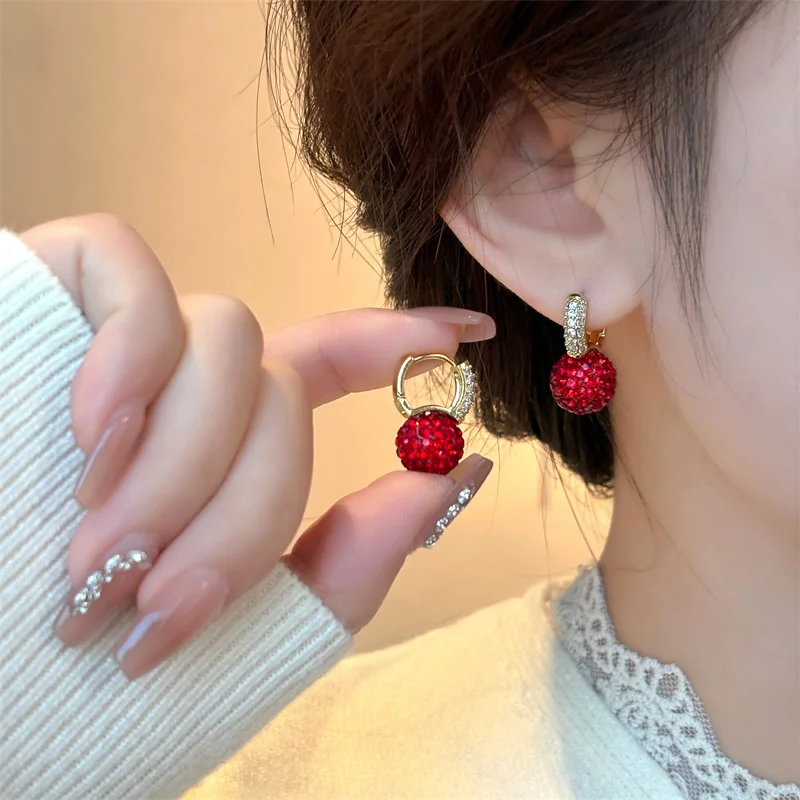 Shining Red Color Crystal Ball Pendant Earrings 2024 Micro Set Zircon Metal Ear Buckle for Women\'s Fashion Jewelry Accessories