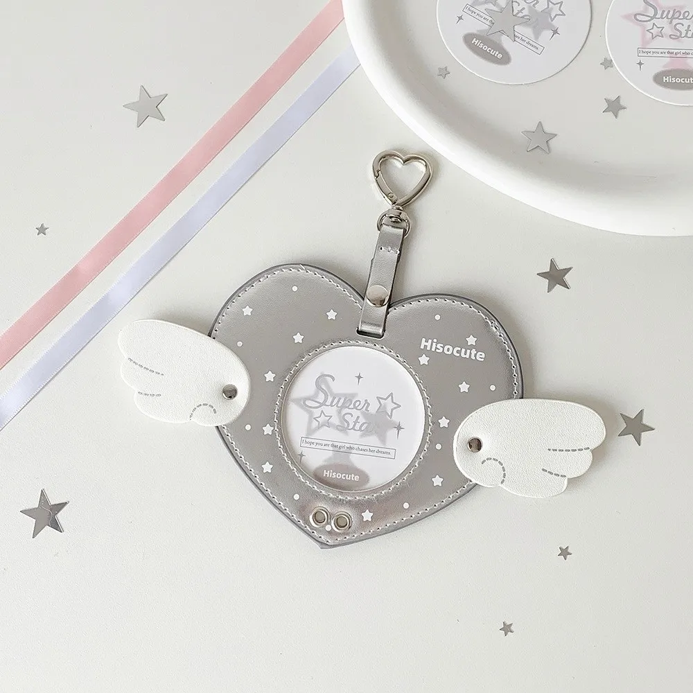 

Корейский мини-держатель для фотокарточек в форме сердца с крыльями, с брелоком, из ПУ, чехол для карт, защитный держатель для идол-карт, подвеска для фотографий