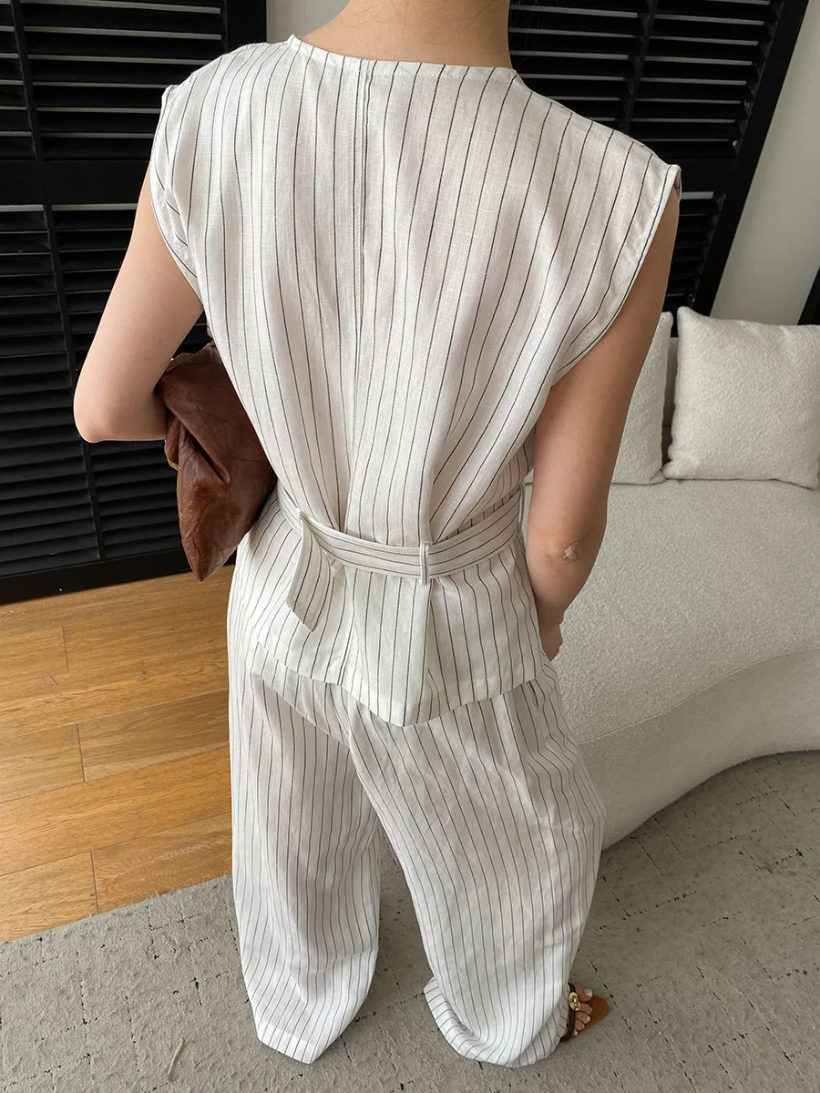 Sommerliches Damen-Set mit Rundhalsausschnitt, gestreiftem Schnürbund, ärmelloser Weste und lässiger Hose – Detail 10