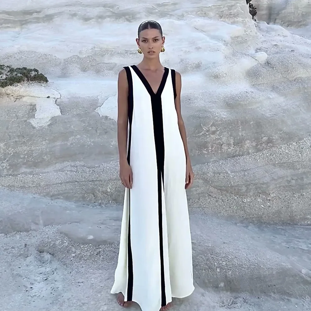 Vestido F Slimming com Decote em V Sem Mangas em Cores Contrastantes Preto e Branco Saia em A de Fibra de Poliéster Mo...