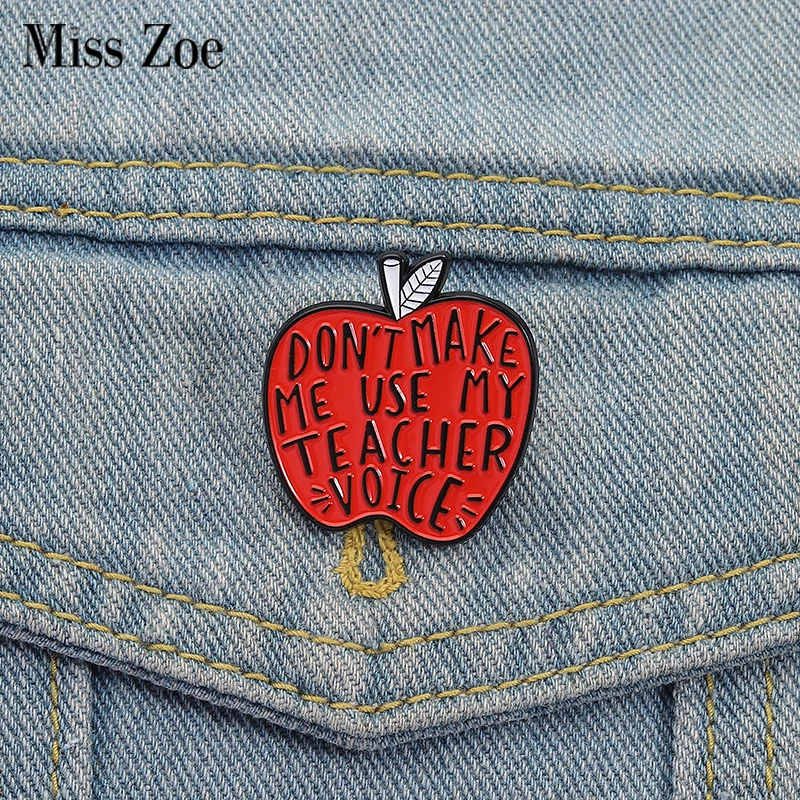 Rote Apfel-Emaille-Anstecknadeln, individuell, „Don't MAKE ME USE MY TEACHER VOICES“, Broschen, Anstecknadeln, Kleidung, Schmuck, Geschenk für Kinder und Freunde
