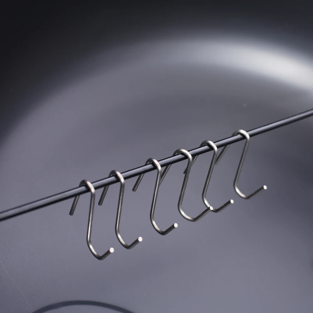 ผู้สูบบุหรี่ถ่านเหล็กขนาด 17 นิ้ว เตาย่างบาร์บีคิวทรงกลมสําหรับงานหนักสําหรับทําอาหารกลางแจ้ง สีดํา