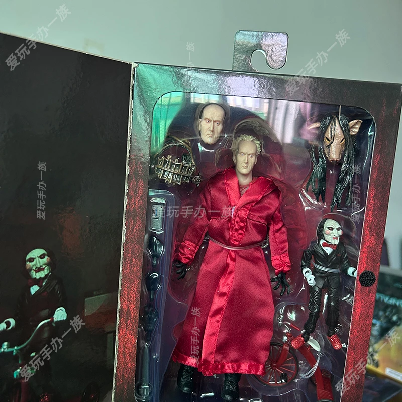Serra jigsaw vermelho robe figura de ação preto robe figuras anime gk estátua mangá estatueta brinquedos modelo ornamento presente de halloween para crianças