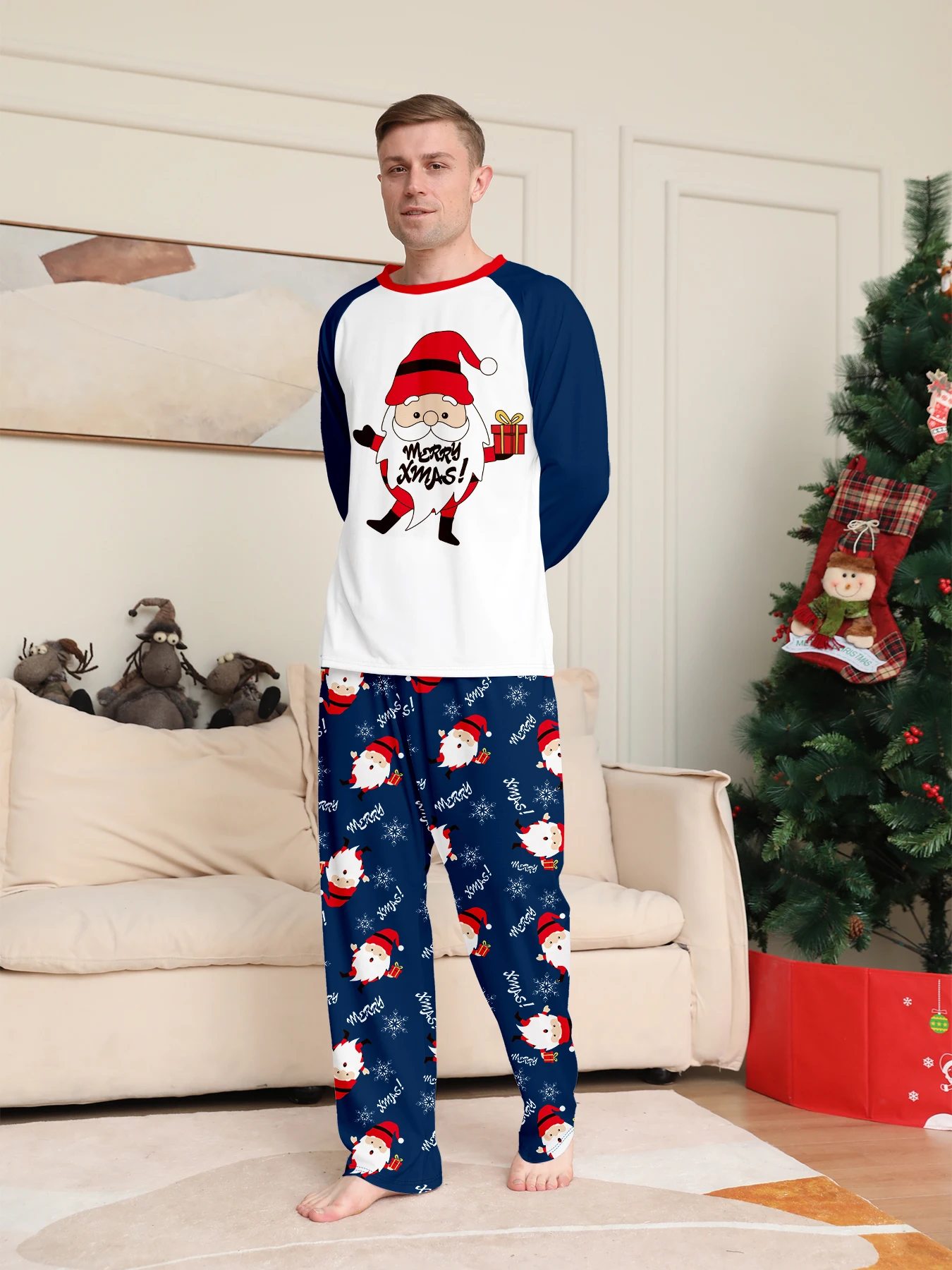مجموعة بيجامات عيد الميلاد للزوجين - بلوزة راجلان بطبعة سانتا وسراويل ندفة الثلج البحرية