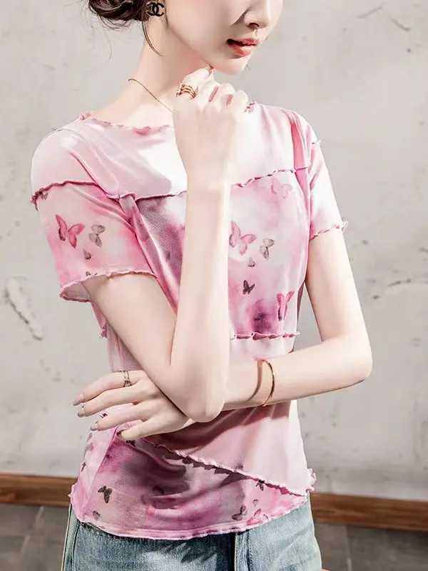 Camiseta de malha estampada: 2025 novo top feminino de verão com mangas com babados e blusa transparente chique leve e lisonjeira