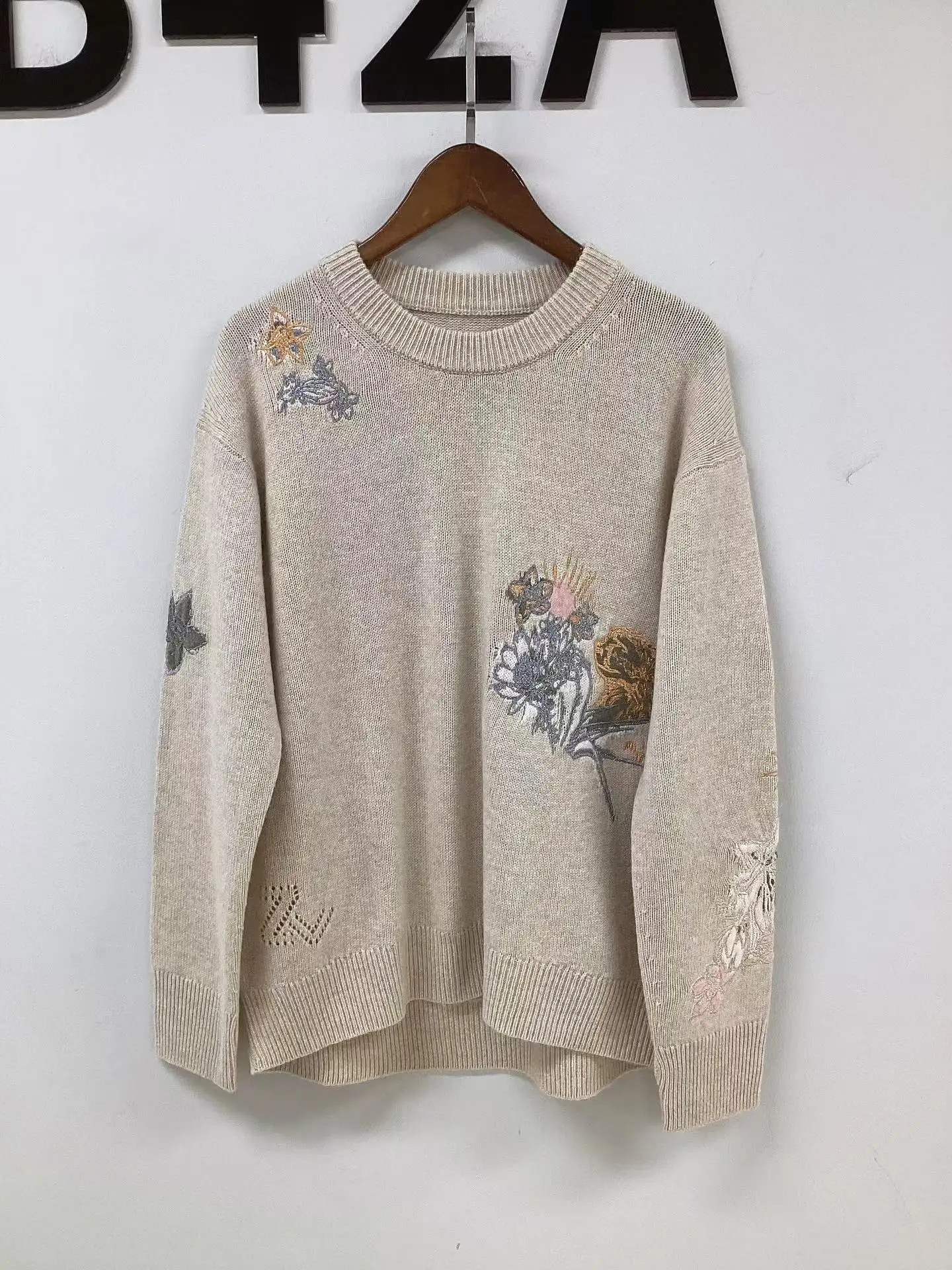 2024 new round neck pullover embroidered floral temperament commuting long sleeved sweater