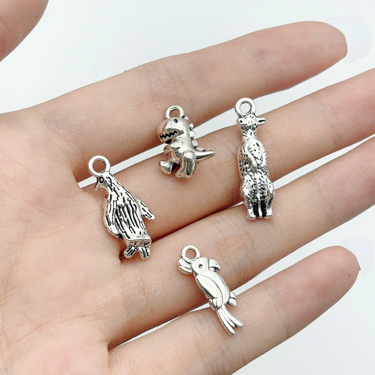 16-Piece Set of Animal DIY Handmade Pendants, Mixed Pendants Featuring Parrots, Giraffes, Penguins, and Dinosaurs, Suitable for DIY Bracelets, Necklaces, Earrings, and Hanging Ornaments, Handmade Beaded Decoration Accessories