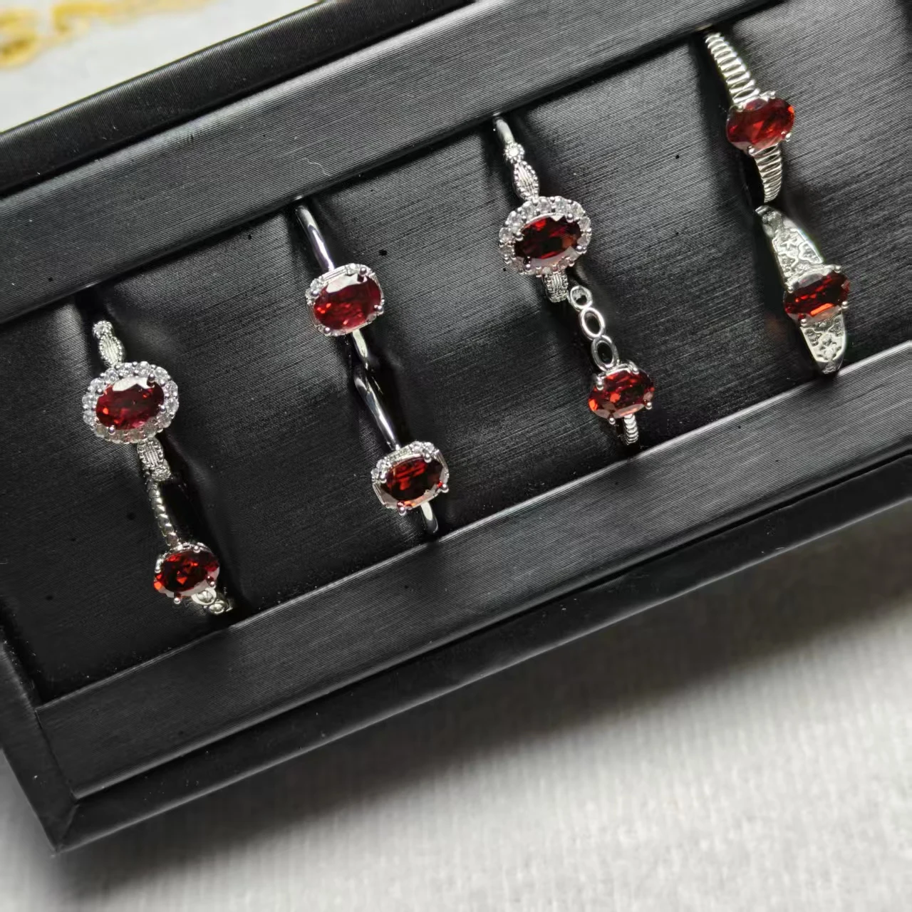 Großhandel Natürlicher Neuer Roter Granat Oval Facettiert Verschiedene Arten Ringdesign Trendiger und Vielseitiger Einfacher Live-Ring Paar-Geschenk – Detail 4