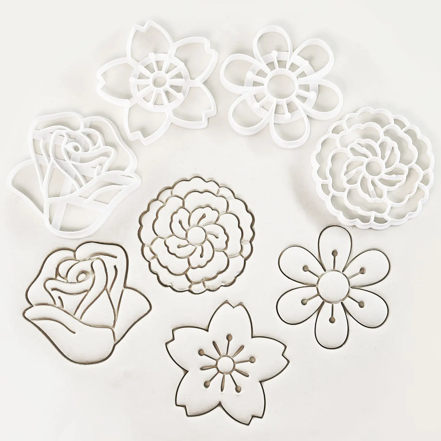 4-teiliges Set Kirschblüten-, Rosen- und Pfingstrosenförmige Ausstechformen, Dekorative Blumenmuster-Keksformen, Florale Fondant- und Käsegebäck-Backwerkzeuge