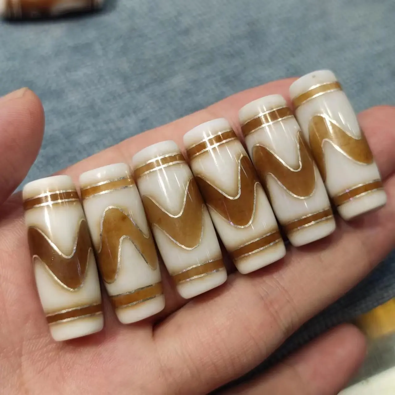 

1pcs/lot natural multi-pattern old agate dzi Brownish-white Weathered horseshoe lines Inlaid with silver filigree Rare breeds