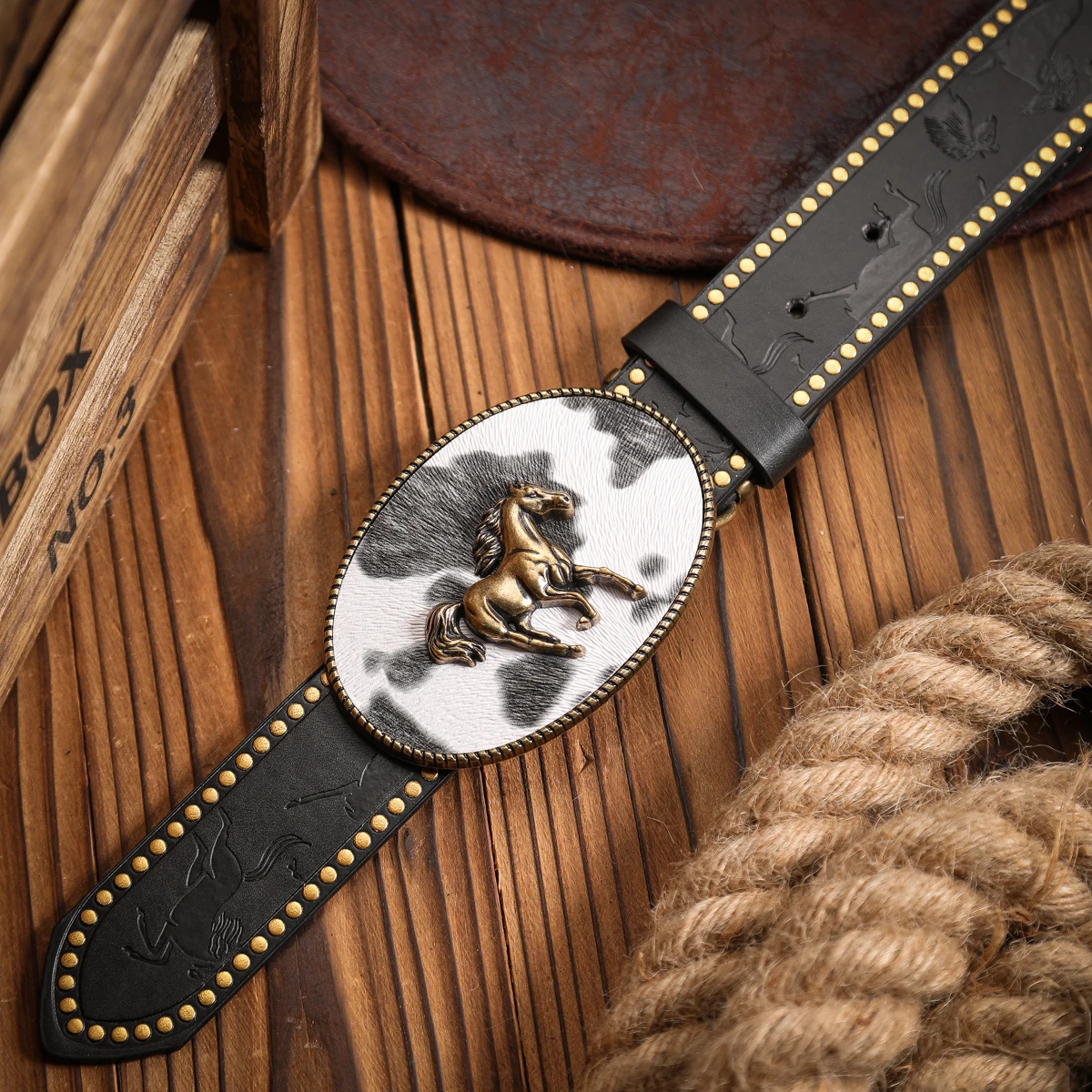 Ein PU-Ledergürtel im Western-Stil für Damen und Herren, ein klassischer und lässiger Retro-Gürtel. – Detail 5