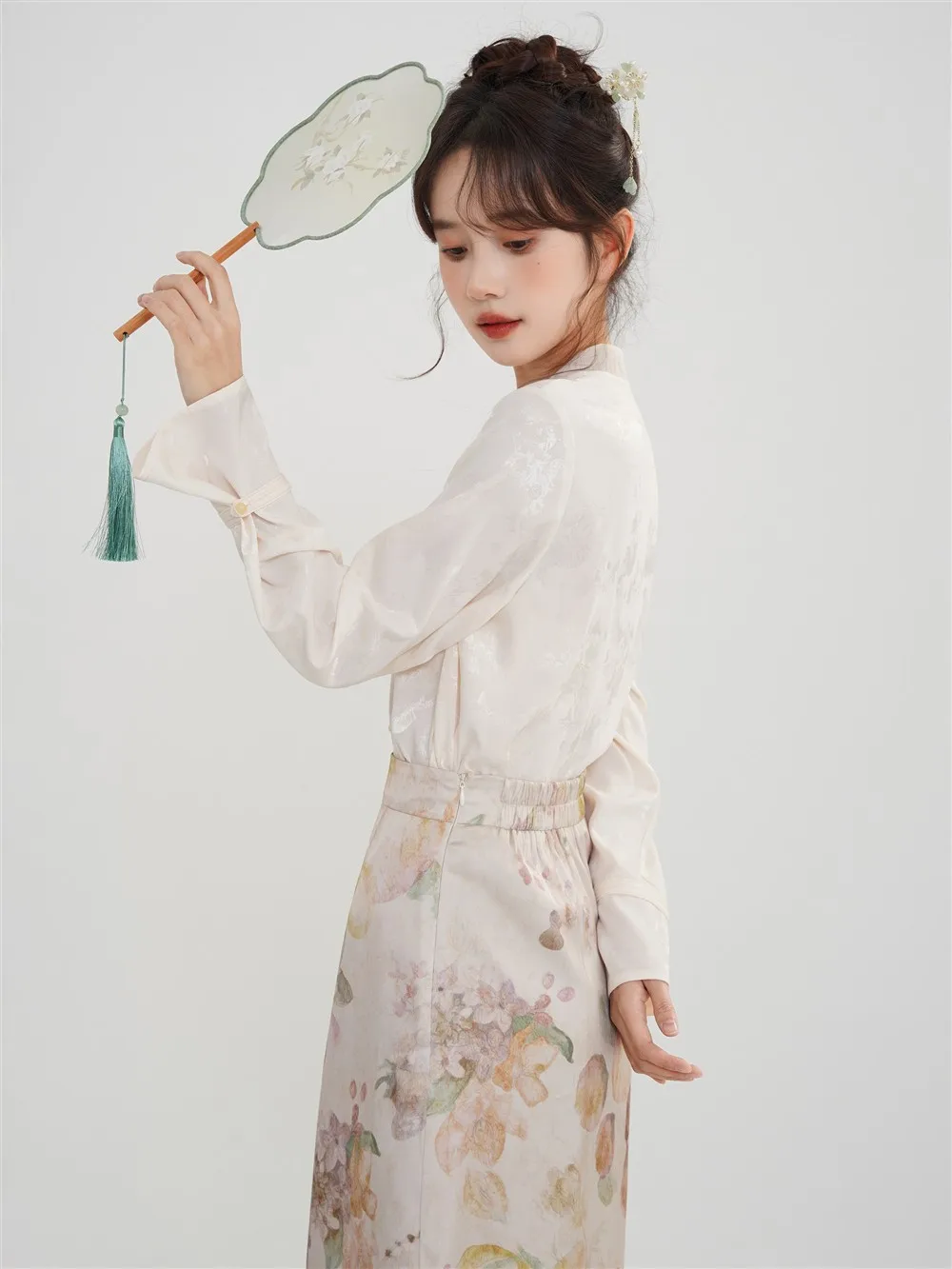 エレガントなジャカード織りスタンドカラーシャツ レディース 長袖 中華風ブラウス ボタン飾り付き ヴィンテージ風トップス 春服