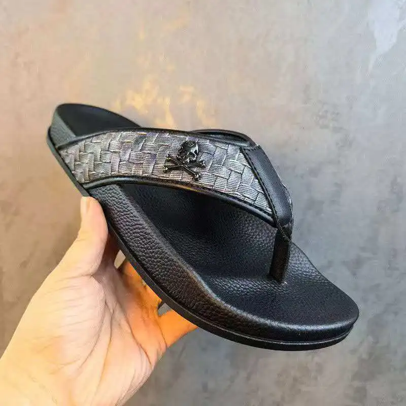 

2026 Summer fashion casual men's flip-flops Comfortable lightweight breathable and slip-resistant beach sandals sizes 38 - 45