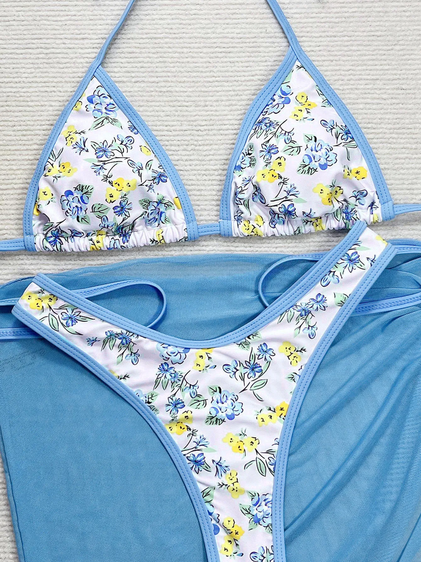ชุดบิกินี่ผูกหลังเซ็กซี่ 3 ชิ้น ลายดอกไม้ พร้อมชุดเดรสชายหาดเข้าชุดและเสื้อสายเดี่ยว ชุดเดรสกระโปรงสีฟ้าสำหรับวันหยุดฤดูร้อน ชุดว่ายน้ำ