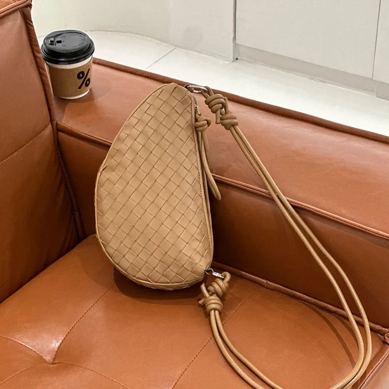 2024 New Summer One Shoulder Brown Woven Bag Women Seaside Sle Retro Premium Genuine Leather Vegetable  women\'s bags