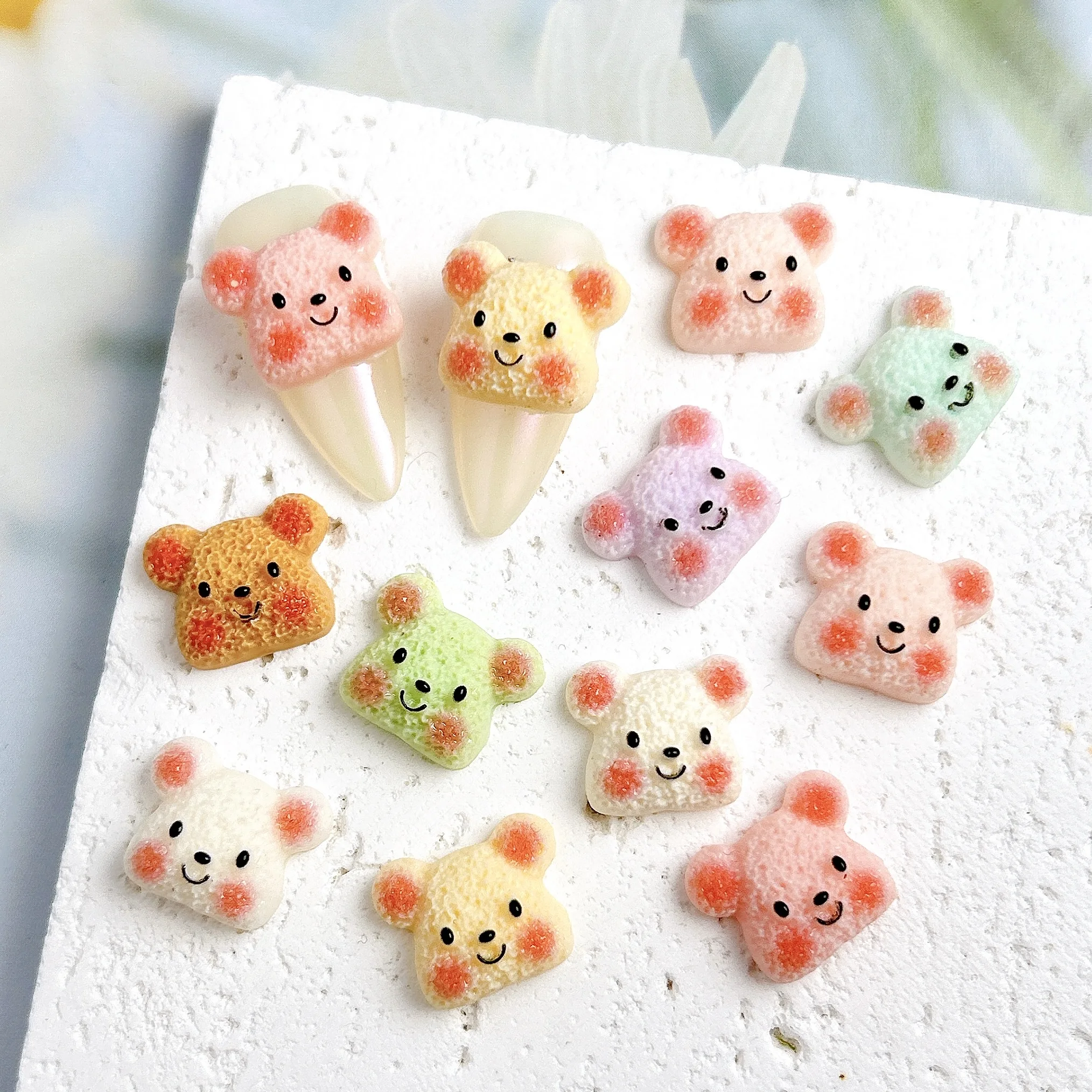 30 pièces Dopamine couleur lumineux ours tête résine ongles breloques 3D dessin animé Kawaii poudre fard à joues ours Nail Art décorations pour bricolage
