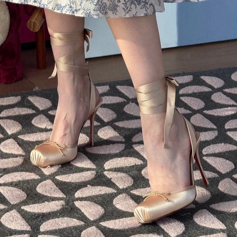 

Черные перекрестные ремни для девочек, розовый квадратный бант, ремешок на щиколотке на шпильке, повседневные брендовые элегантные летние пикантные туфли на высоком каблуке 2023 г.