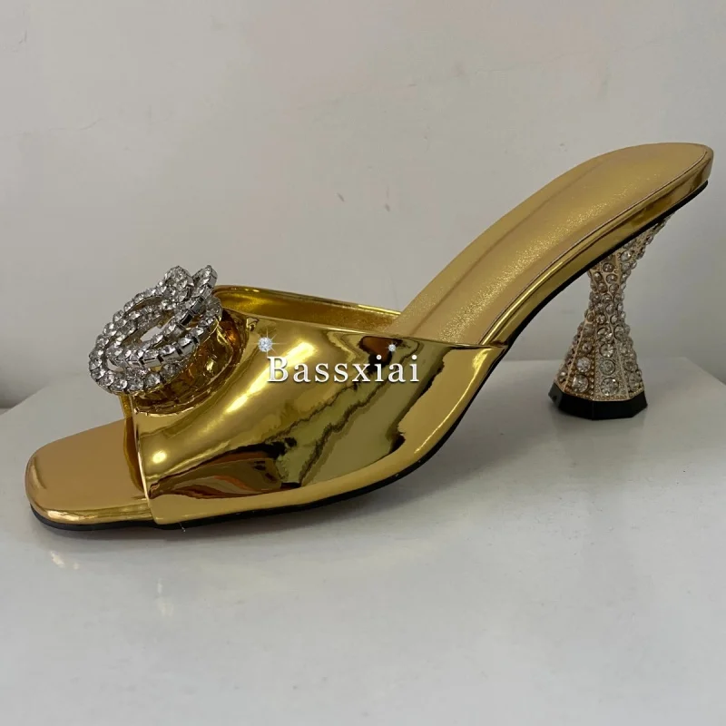 صنادل نسائية بكعب غريب مزخرفة بالكريستال مع إبزيم من حجر الراين وأحذية خفيفة صيفية للبغال أحذية عصرية للفتيات