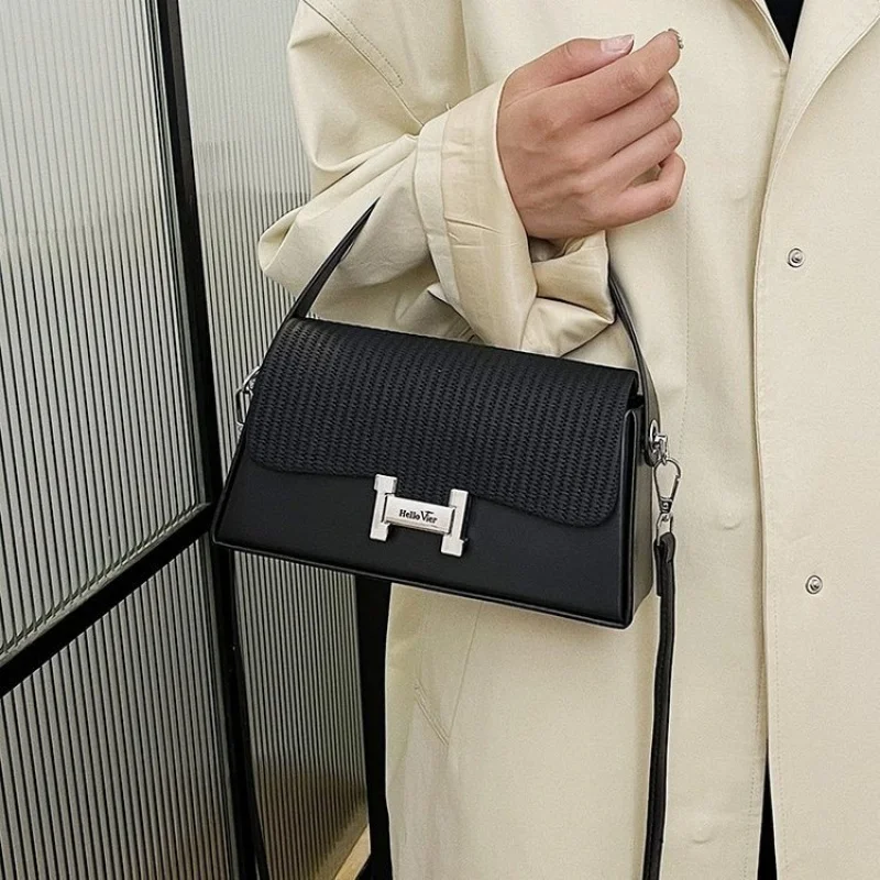 

Elegant Ladies Messenger Bag Crafted From Premium Leather Boasting Popular Elegant Style And Detachable Pouch​