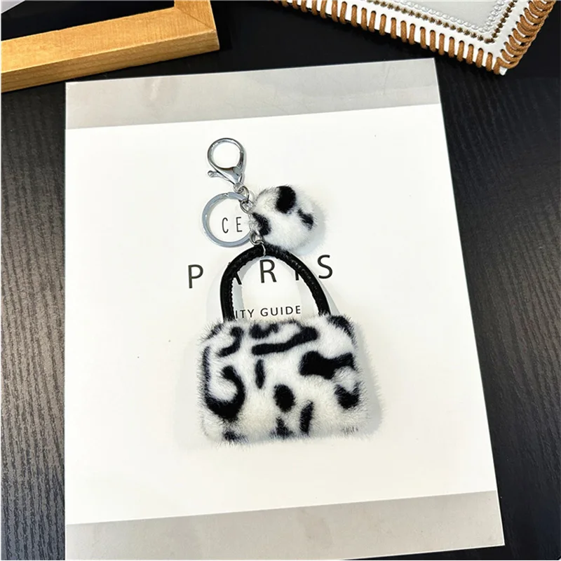 Llavero de bolso con estampado de leopardo, colgante creativo de dibujos animados de felpa amigable con los estudiantes, llavero de coche, accesorio pom-pom