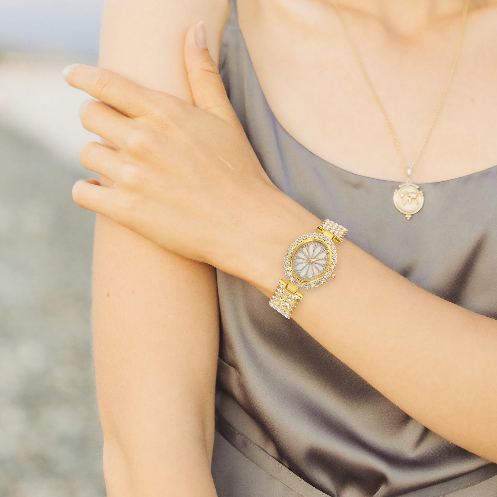

Rhinestone Embellished Women Watch Fashionable Delicate Quartz Wrist Watches Elegant Shiny Accessory Students Office Gifts