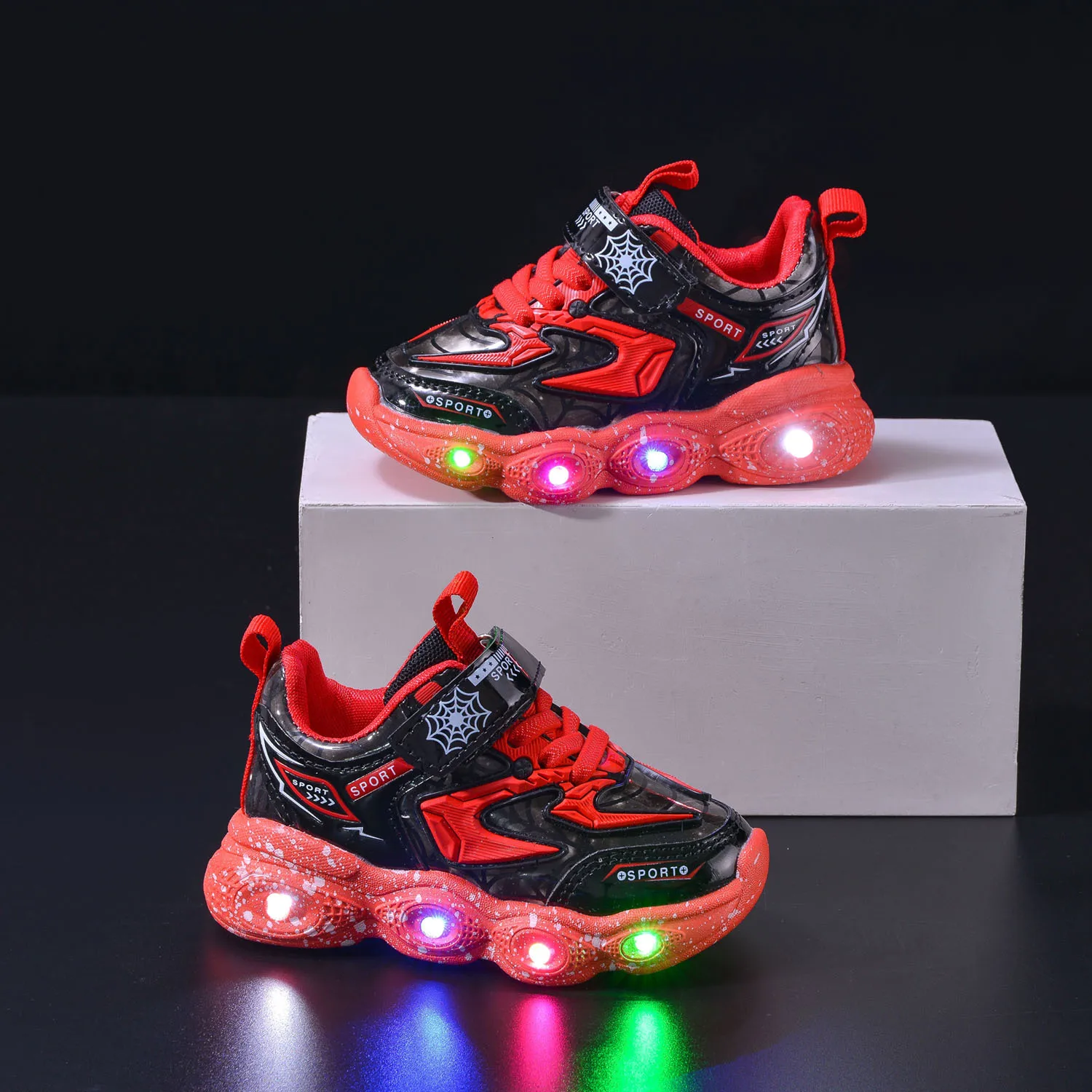 Disney-Children's Spider-Man Sneakers com luz LED, malha sapatos, respirável, desenhos animados, casual, esporte, meninos, meninas, moda