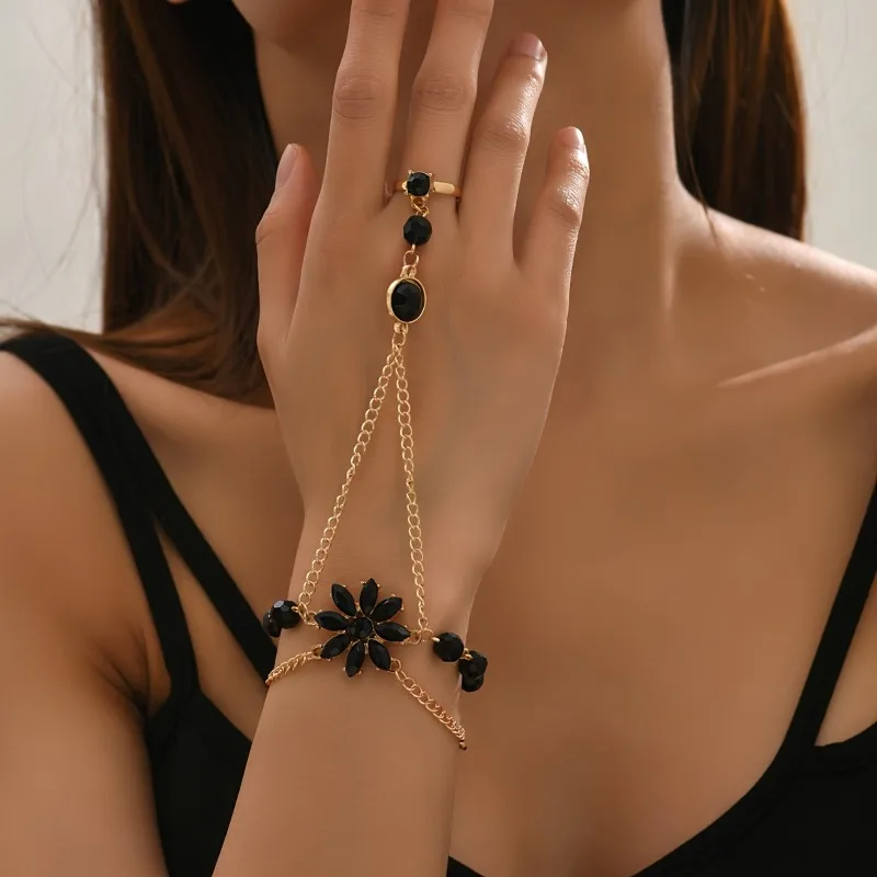 1pc Women's Retro Luxury Inlaid Zircon Bracelet Ring Integrated, Suitable for Banquet, Party Jewelry Gifts