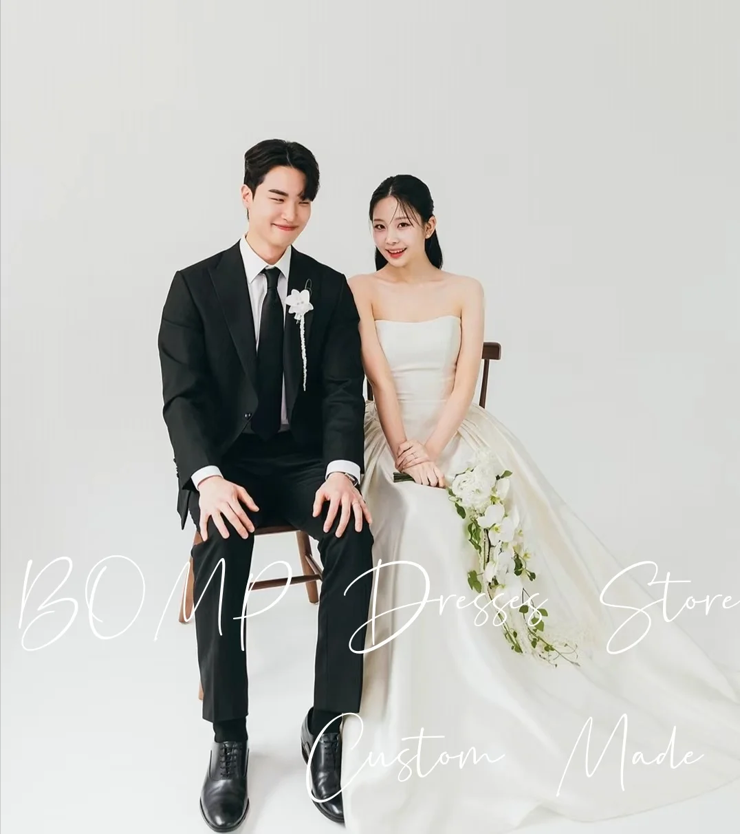 BOMP Einfaches Hochzeitskleid, trägerlos, A-Linie, drapiert, Sweep-Zug, Elfenbeinfarbener Taft, Korea-Fotoshooting, Braut-Empfangskleid, individuell gestaltet