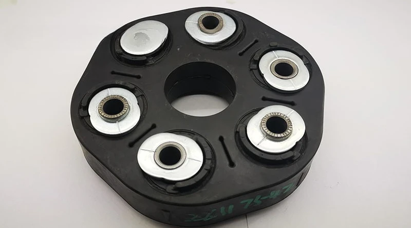 gateau-en-caoutchouc-d'arbre-de-transmission-de-pieces-automobiles-26117542238