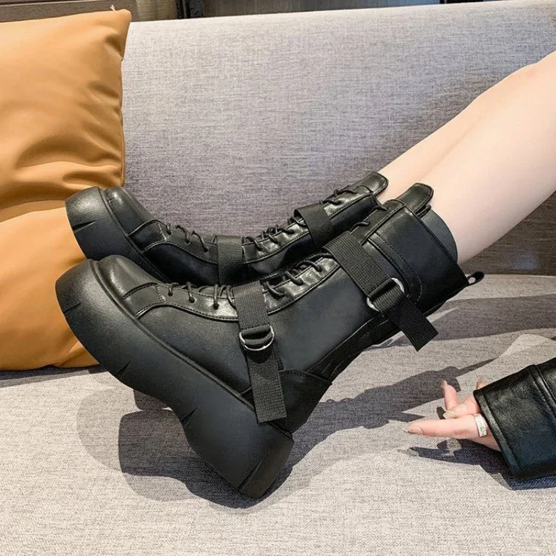 

Кожаные женские полувысокие сапоги высокого качества 2025 года. Новинка, распродажа, готические трендовые новые рок-женские туфли до середины икры по акции.