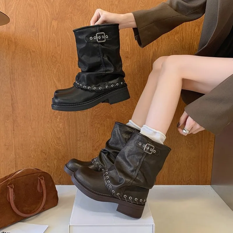 Herbstneuheit: Damen-Stiefeletten im Rock-Stil, kniehoch, mit Nieten und Gürtelschnalle, modische Stiefeletten, kurze Stiefeletten im Patchwork-Stil. – Detail 3