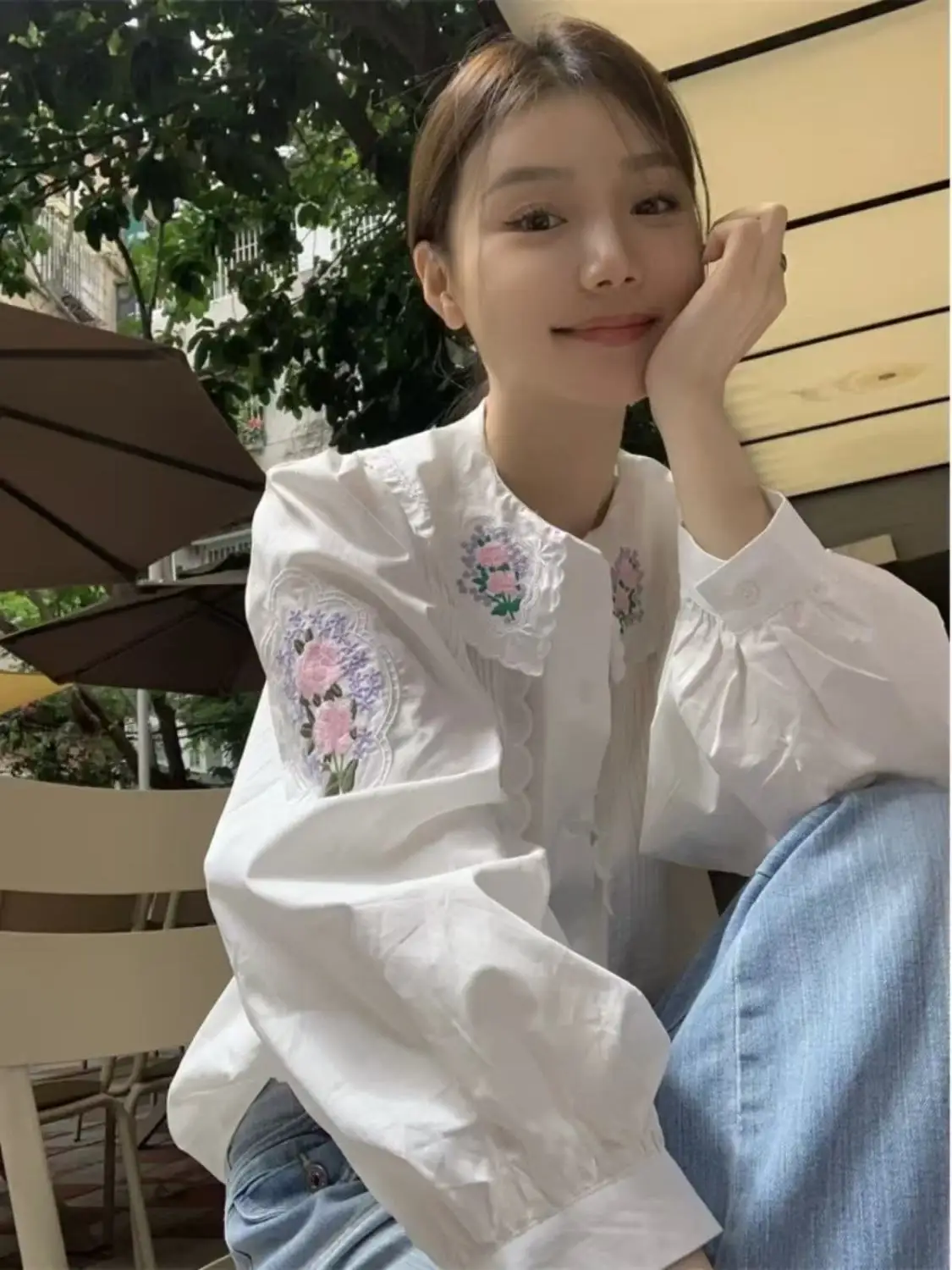 Koszule Lolita z haftowanymi kwiatami, białe, urocze, z kołnierzykiem Piotrusia Pana, zapinane na guziki, z falbankami, w stylu francuskim, słodkie i eleganckie.