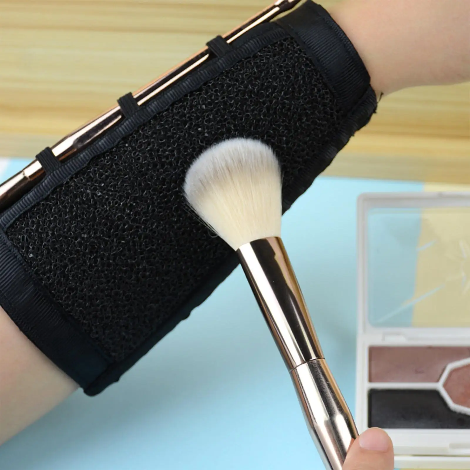 Изящный держатель для кистей для макияжа с ремешком на руку — аккуратное решение для хранения кистей