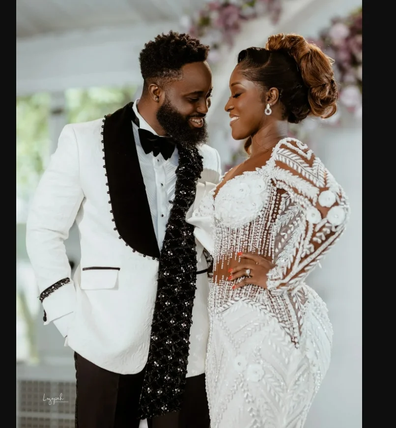 Abiti da sposa a sirena con applicazioni di perline scintillanti con collo trasparente personalizzato Sweep Train maniche lunghe Abiti da sposa Vestido Noiva africani