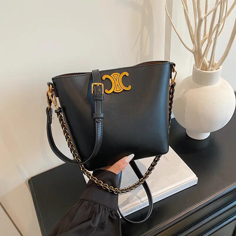 2025 جديد! حقيبة دلو فاخرة من جلد البقر - حقيبة كتف مائلة محمولة بتصميم إبزيم أنيق