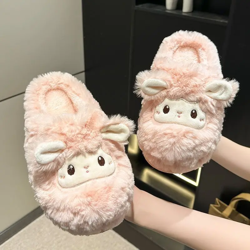 نعال من القطن للنساء لخريف وشتاء 2025 حذاء منزلي جديد برسوم كارتونية لطيفة من الصوف الصغير نعل سميك ودافئ مانع للانزلاق