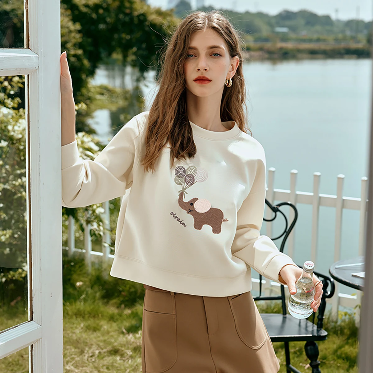 

OLrain O-Neck Cotton Blend Sweatshirt Women's Early Autumn 2025 Loose Short Stylish Top Casual Embroidered Knitwear O24CR83691