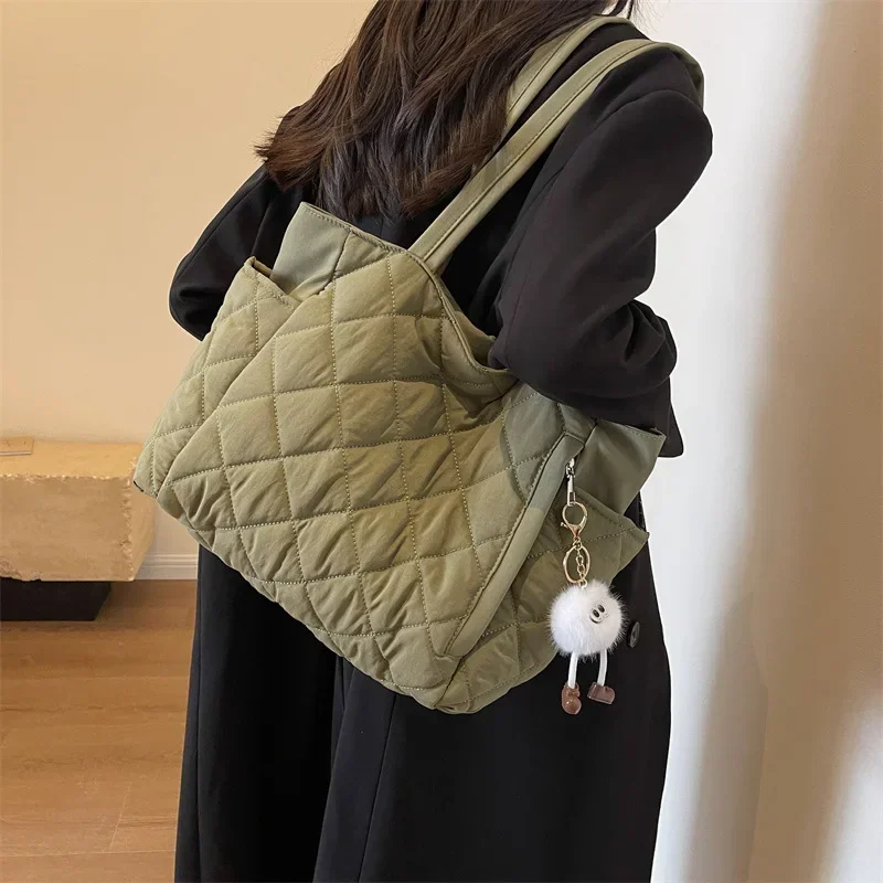 

Large Capacity Diamond Grid Cotton Clothing Bag Trendy and Fashionable Nylon Shoulder Bag Casual Commuting Tote Bag for Women