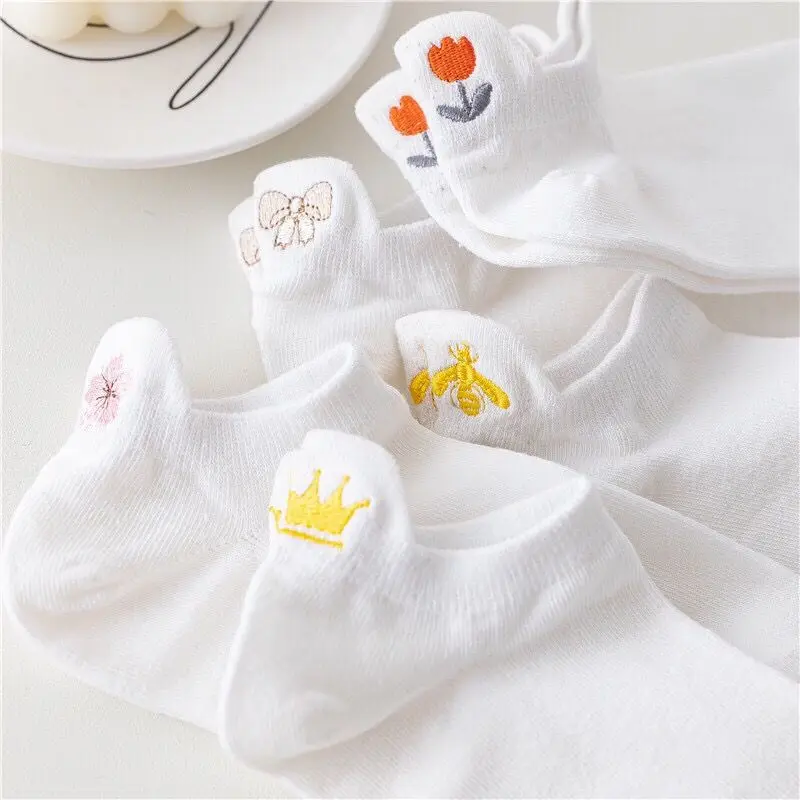 3/5 Pairs Women\'s Japanese Kawaii Socks Embroidered Flowers/Bees/Crowns Thin No-Show Boat Socks for Summer Cute School Casual