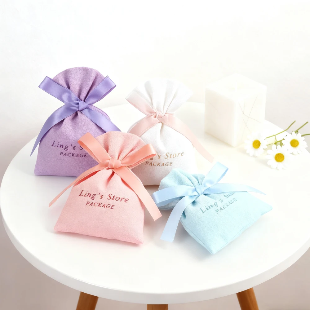 50 Uds. Bolsa de algodón de muselina con logotipo personalizado, joyería rosa, blanca, azul y púrpura, con cinta DIY, embalaje de regalo, bolsas de almacenamiento para boda