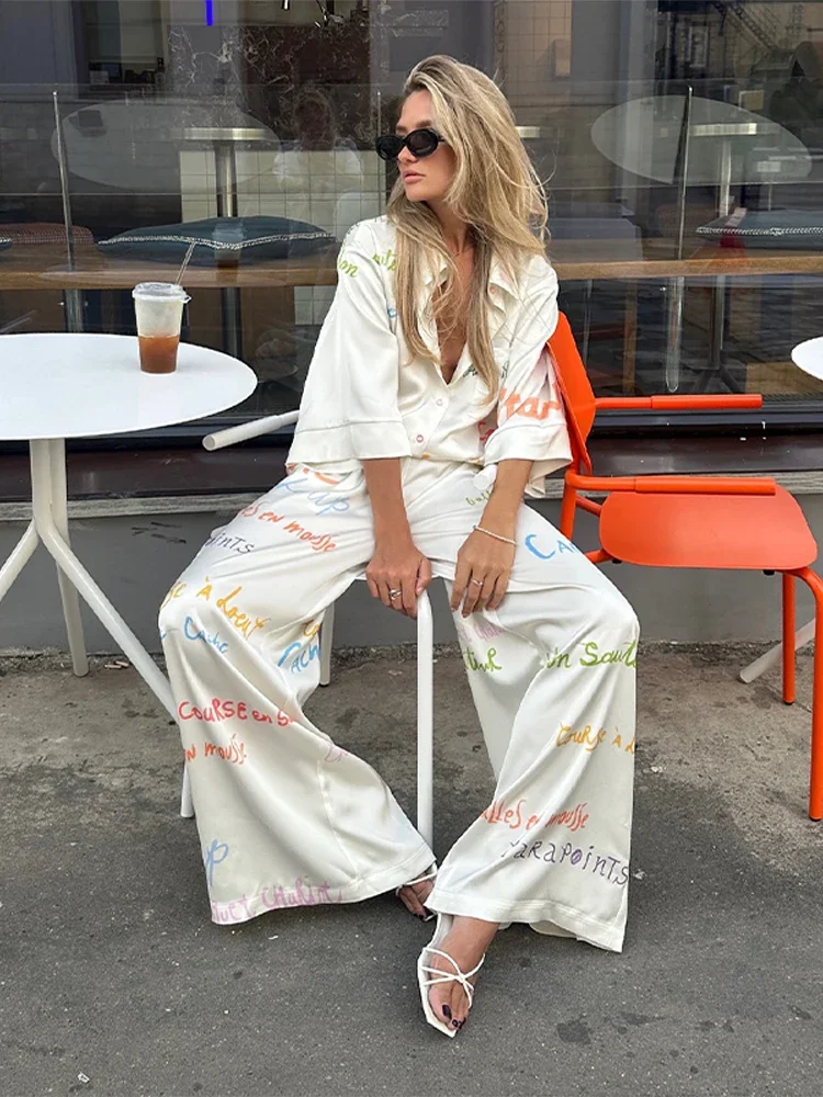 Damen Zweiteiler Set: Farbenfrohe Bluse mit Graffiti-Buchstaben-Print, Hemdkragen und Weite Hose – Urlaubskleidung – Detail 16