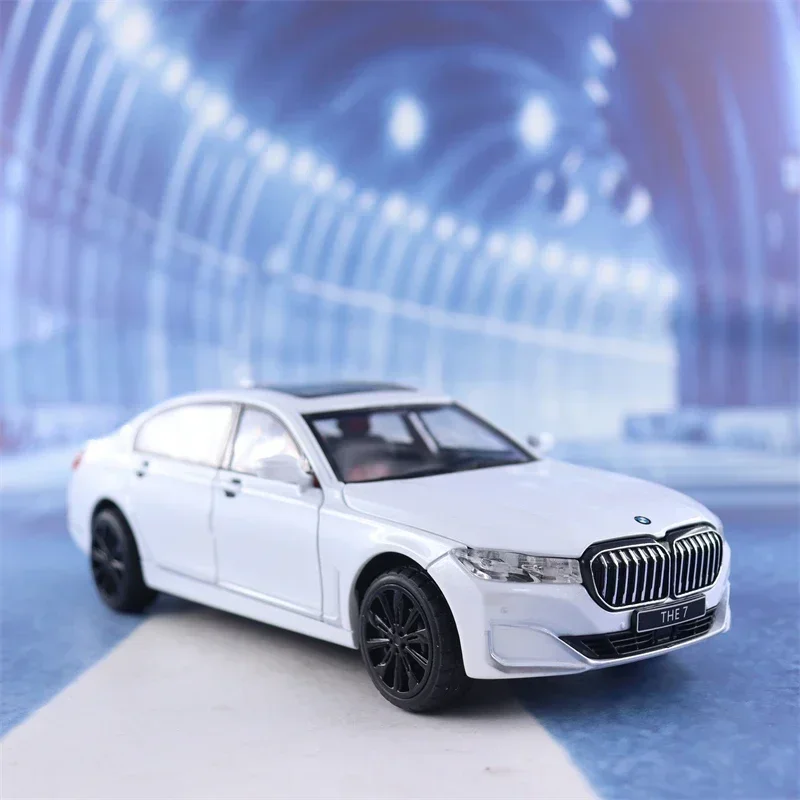 1:24 BMW THE 7 760LI High Simulation Diecast Metal Alloy Model car Sound Light Pull Back Collection Kids Toy Gifts A588