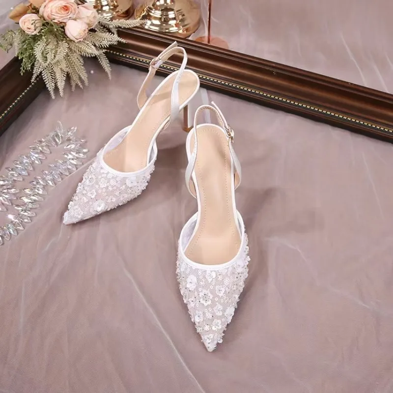 

Брендовые дизайнерские белые женские туфли на высоком каблуке, сетчатые подтяжки с маленьким цветком, сексуальное платье на высоком каблуке с открытой спиной, женские свадебные туфли