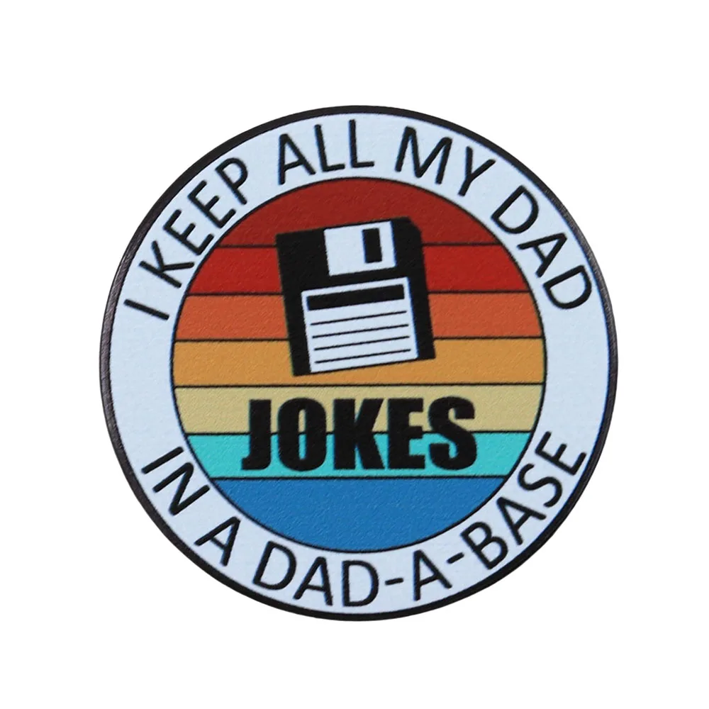 Lustige Papa-Witz-Brosche „Ich bewahre alle meine Papa-Witze in einer Dad-A-Base Floppy-Disk auf“ Emaille-Pin Vatertags-Geschenk – Detail 1