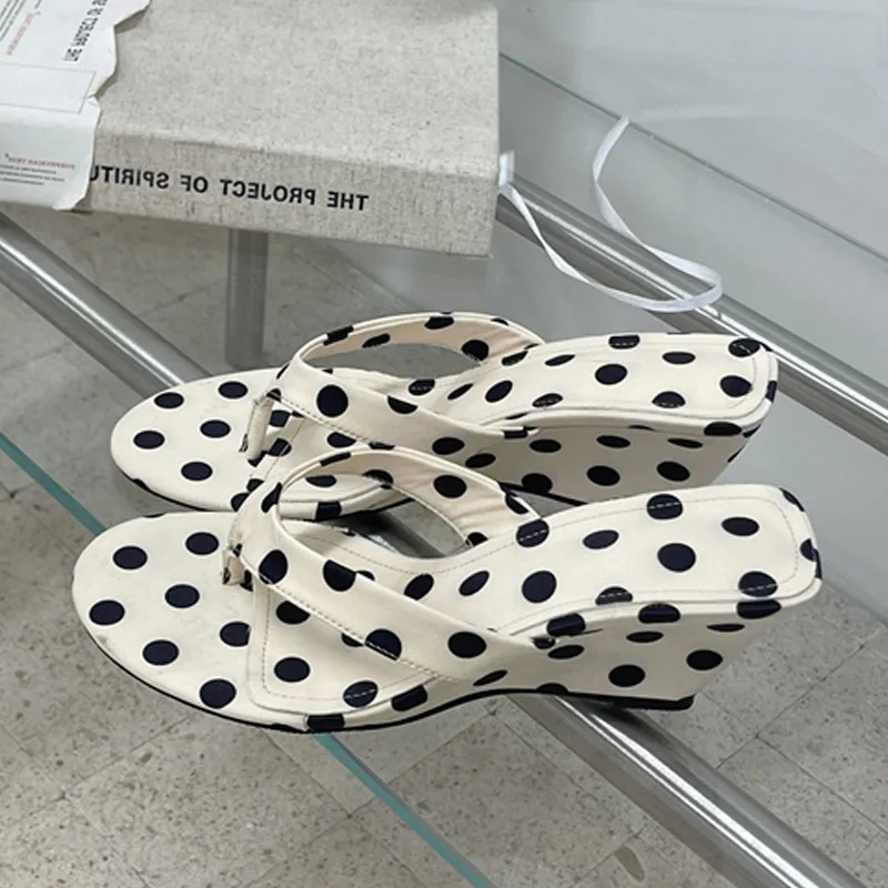 

Женские шлепанцы Eilyken Designer на танкетке с принтом в горошек, летние, с открытым носком, 2026