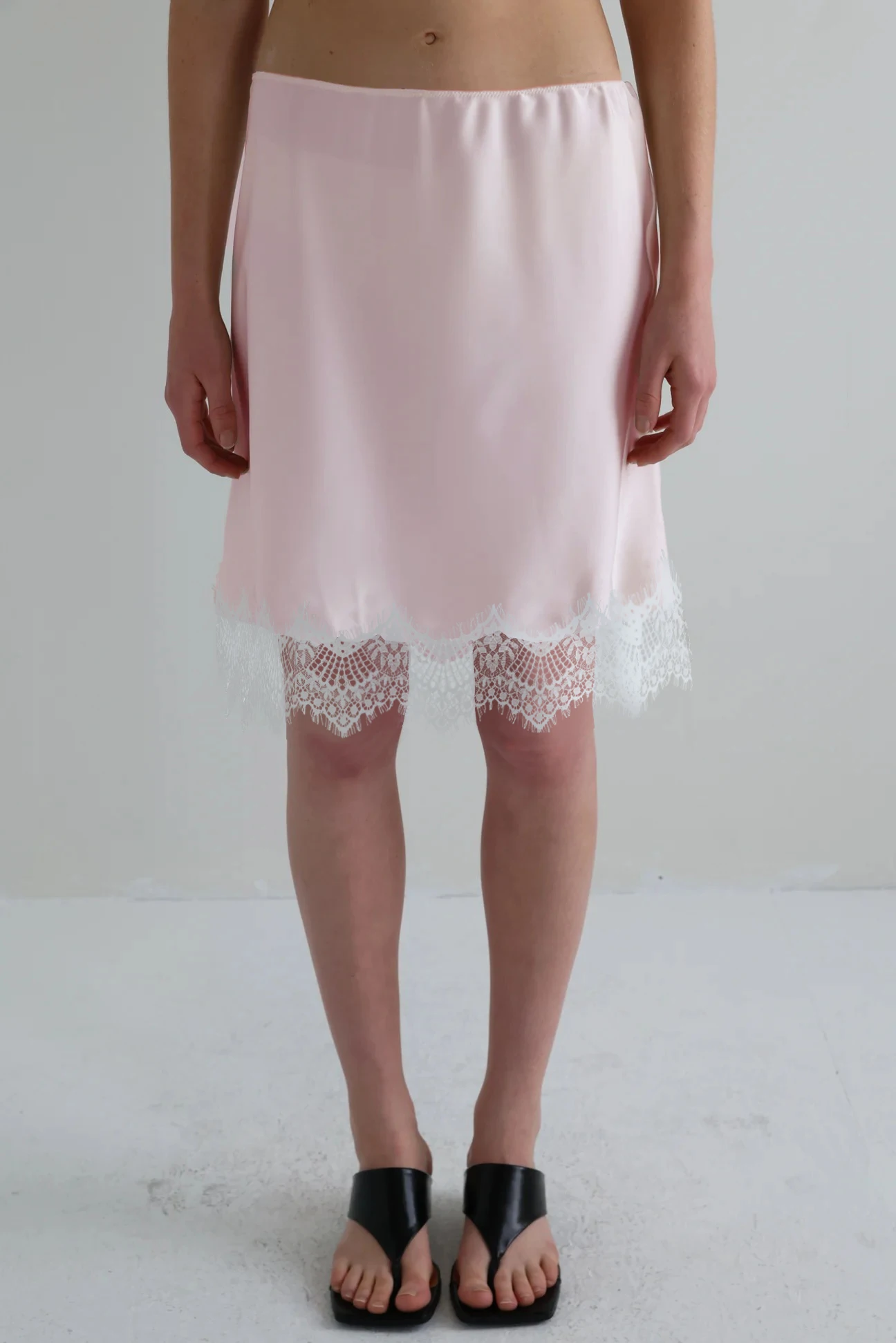 

Dourbesty женская атласная кружевная мини-юбка элегантная однотонная юбка длиной до колена с кружевной отделкой свободного покроя для вечеринок и работы на каждый день